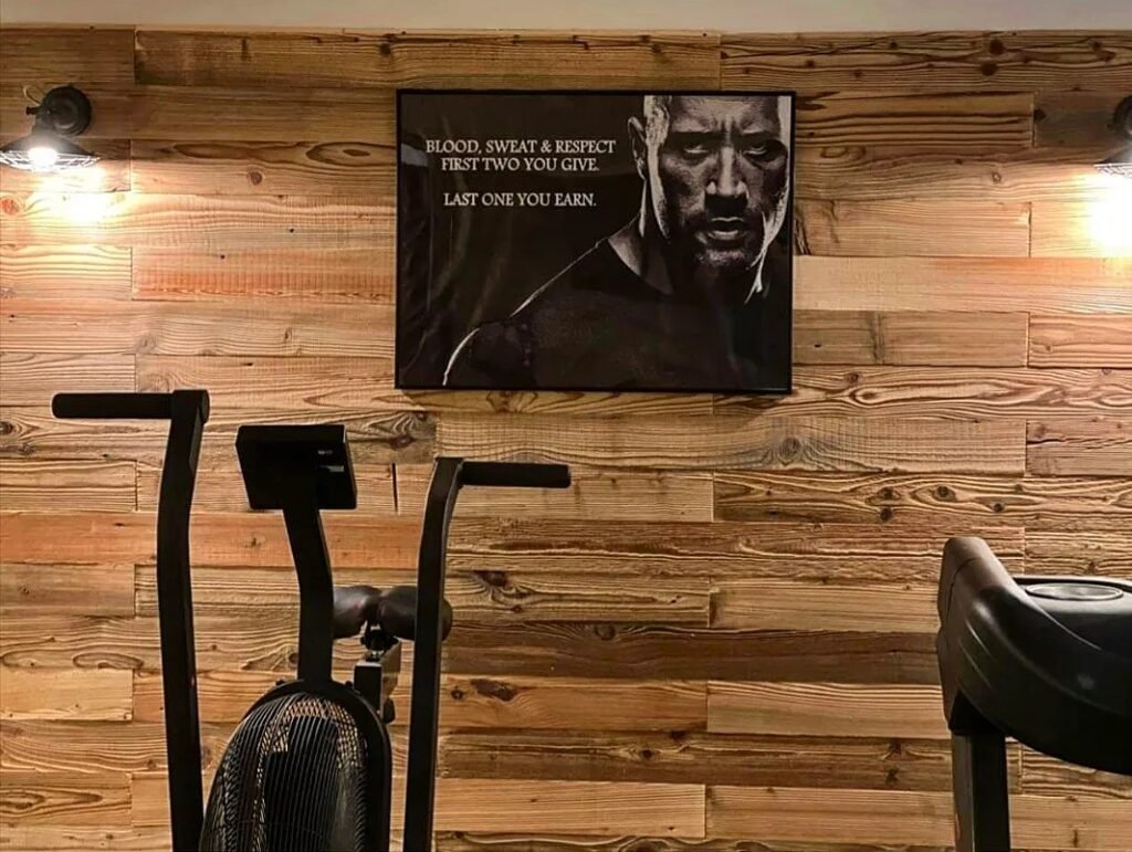 Wandverkleidung im Fitnnesstudio mit Motivierendem Spruch