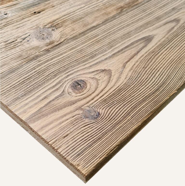 Nahaufnahme einer 3-Schichtplatte aus Altholz in Braun mit lebendiger Holzstruktur und natürlicher Oberflächenzeichnung.
