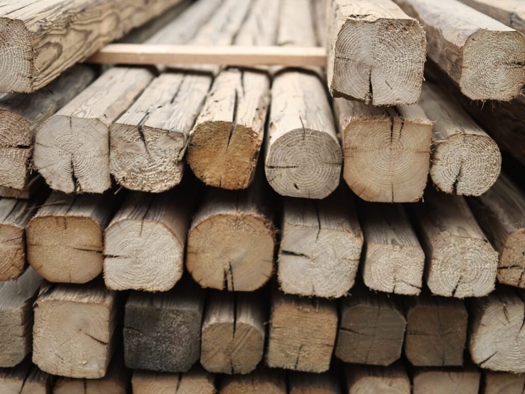 Detailansicht der Stirnseiten alter Fichte- und Tannenbalken – naturbelassen und markant.