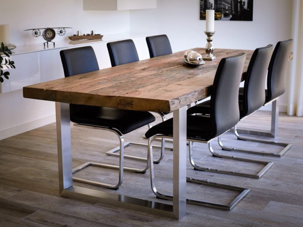 Altholz Tischplatte aus Eiche in modernem Esszimmer – klare Linien, warme Oberfläche.