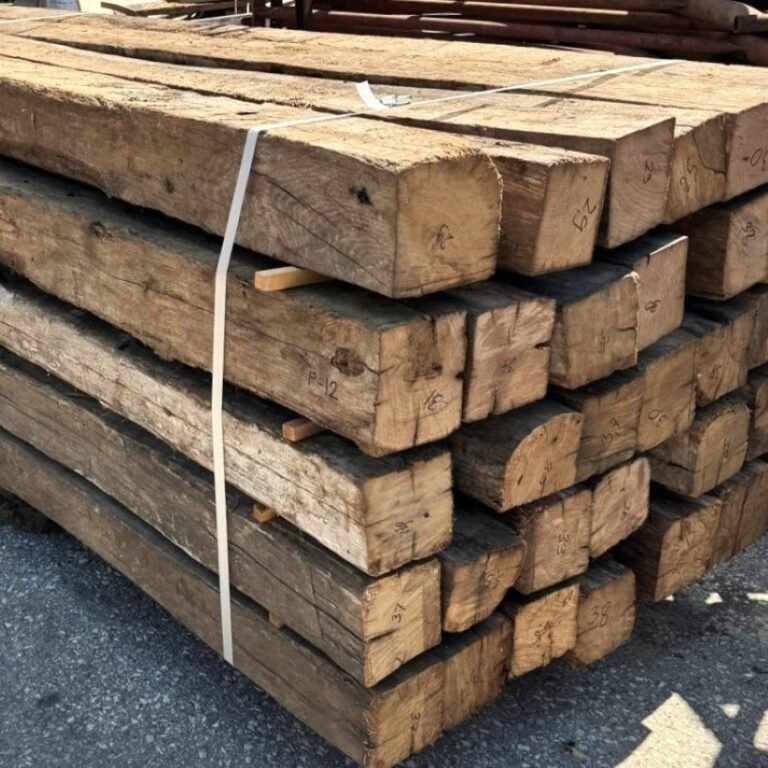 Stapel von Altholzbalken aus Eiche