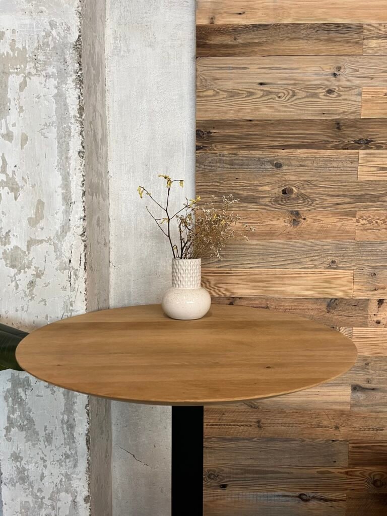 Altholzverkleidung mit Stehtisch – perfekte Kombi für urbane Cafés oder Homeoffice-Bereiche.