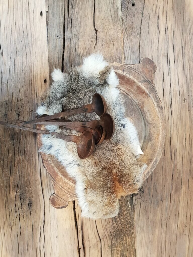 Tischplatte mit Holzschale und Fell-Deko – pure Natur trifft auf rustikale Eleganz.