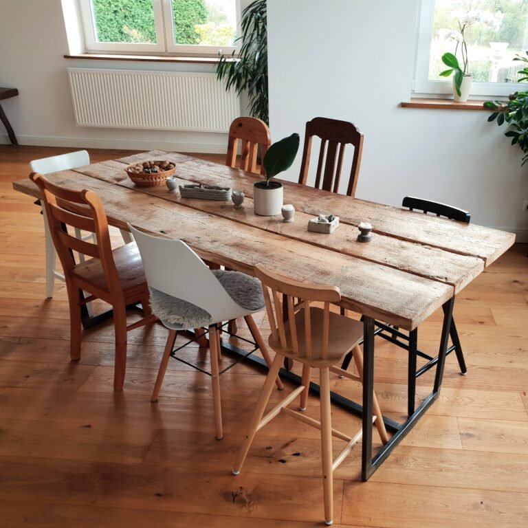 Altholztischplatte im Essbereich – helles Holz, natürliche Patina, rustikaler Look