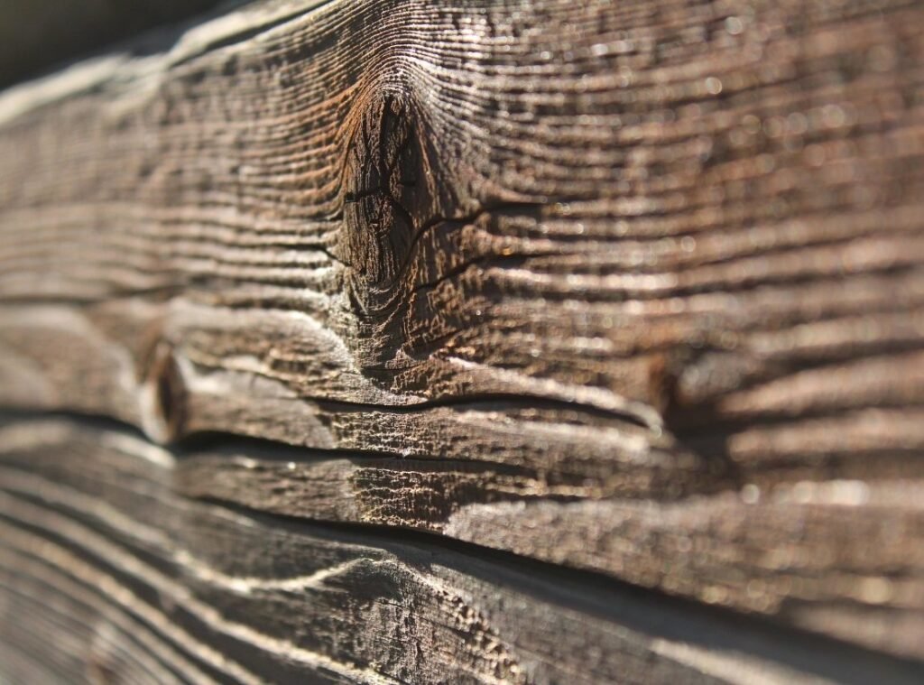 Detailaufnahme von verwittertem Vintage Holz mit grober Struktur.