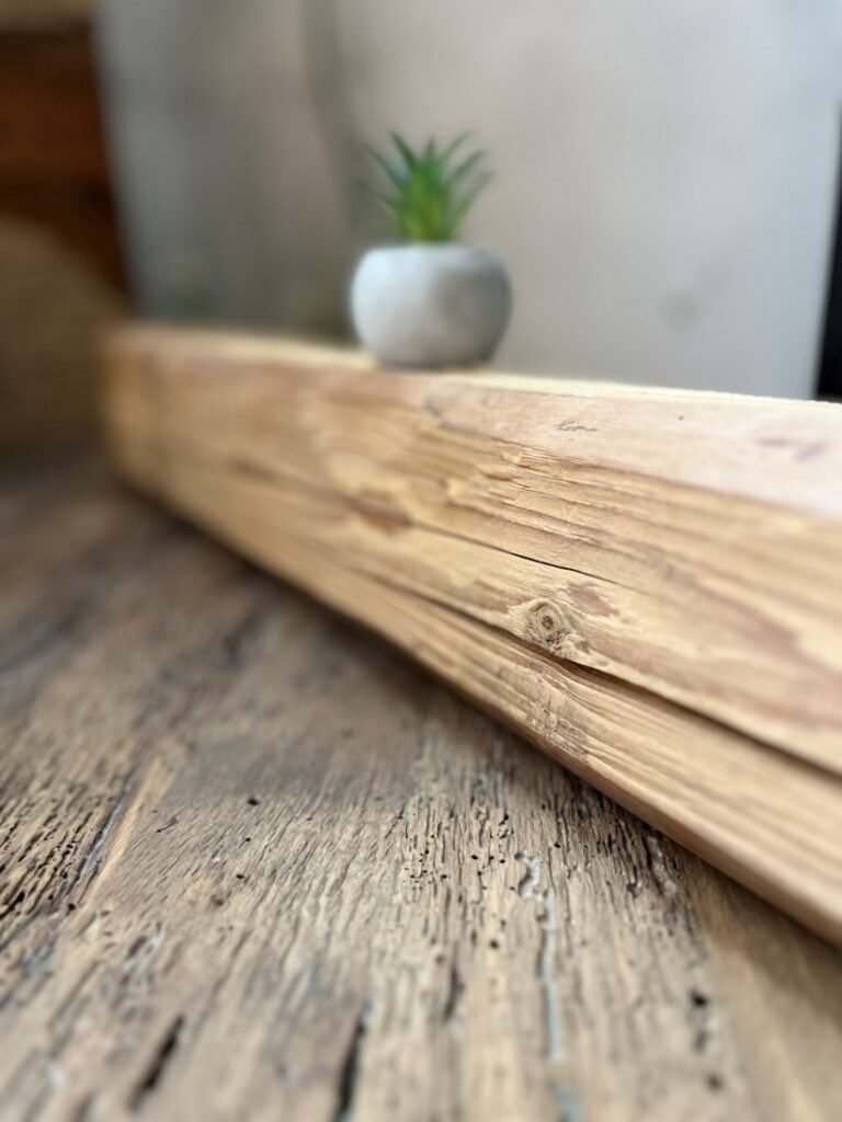 Vintage Holz in Nahaufnahme mit kleiner Vase, helle Farbnuancen sichtbar