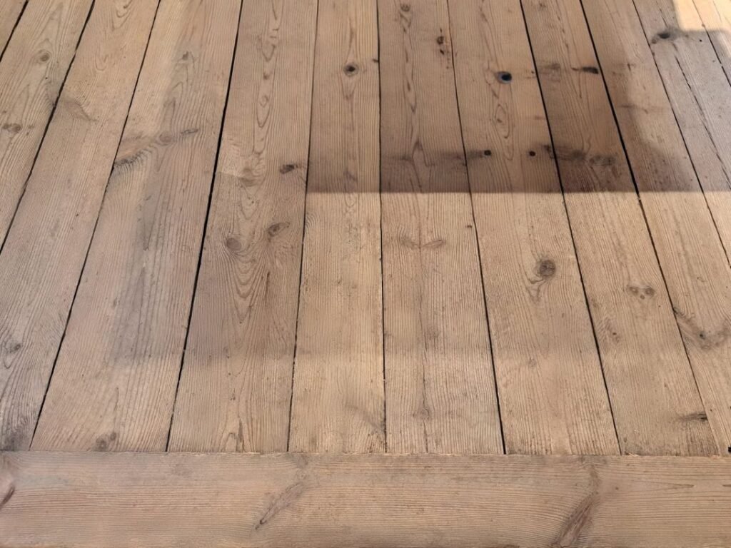 Verlegte Altholzdielen zeigen ein harmonisches Bodenbild mit Vintage-Charakter.