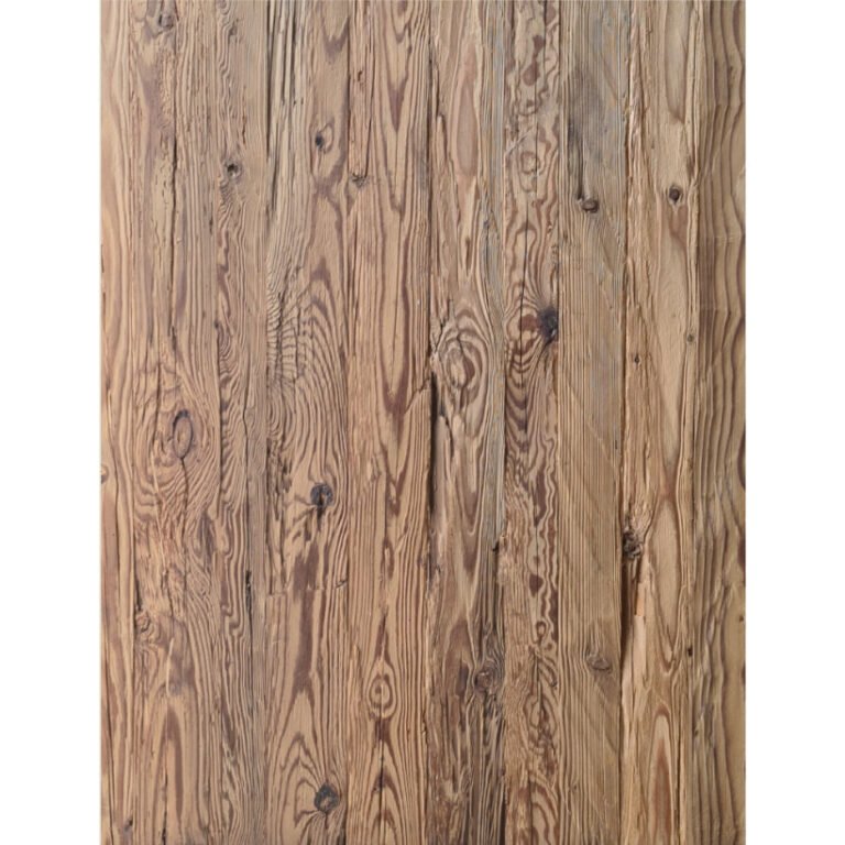 Vertikale Altholzplatte aus Fichte mit grober Textur und unregelmäßiger Maserung durch Hackeffekte.