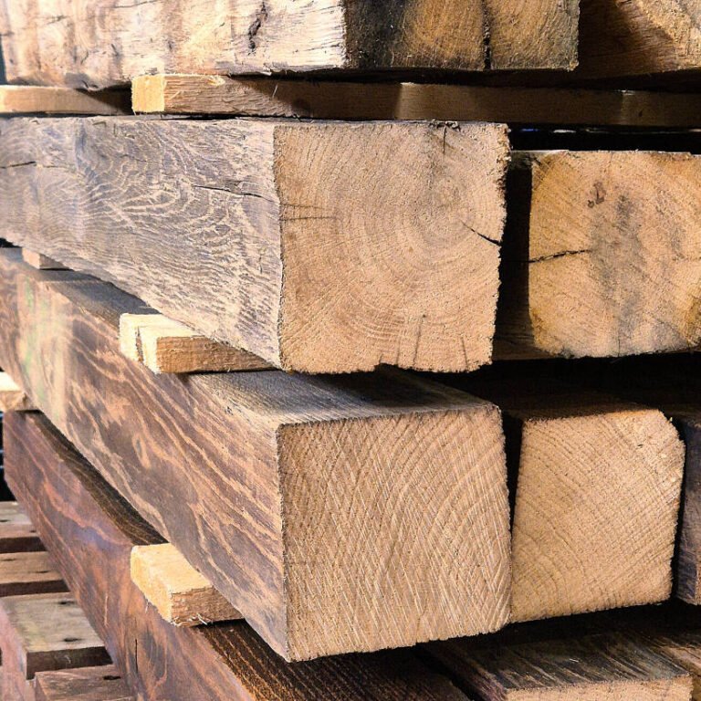 Detailansicht eines Stapels mit Altholzbalken aus Eiche