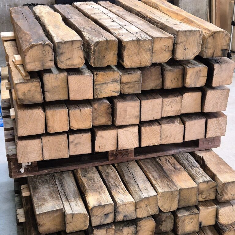 Stapel von Altholzbalken aus Eiche